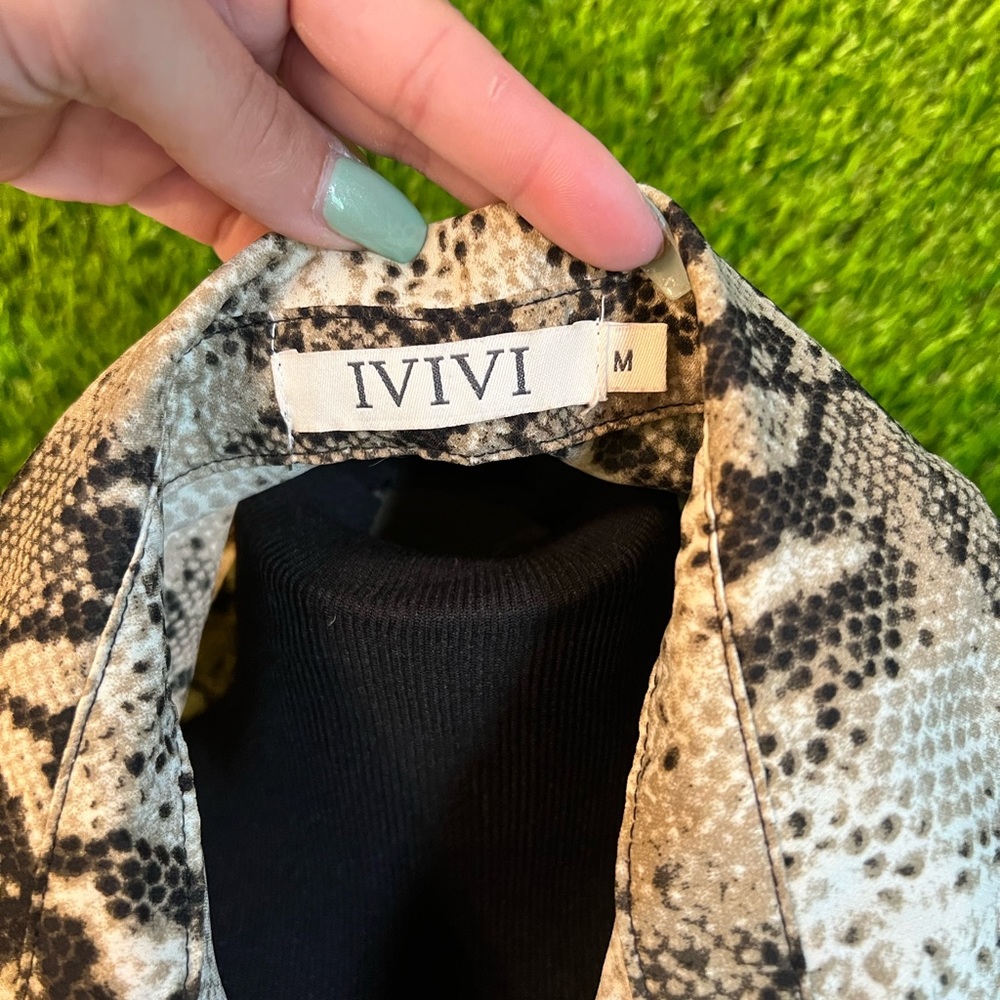 👚Snakeskin button up - Picture 4 of 4